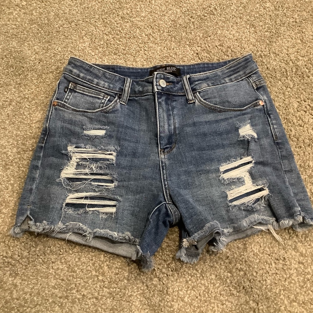 Judy Blue L distressed shorts